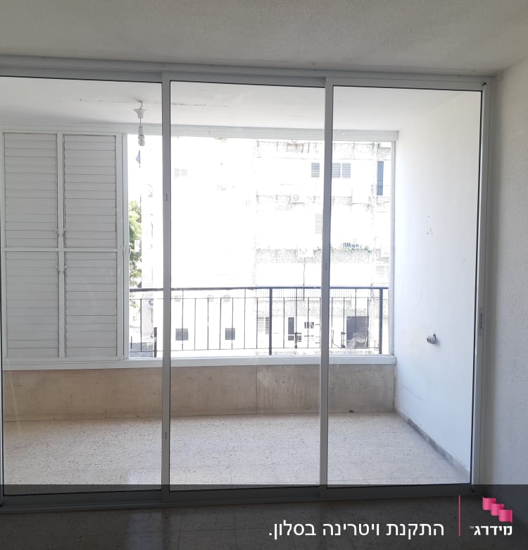 דלת הזזה מאלומיניום עם מסגרת זכוכית